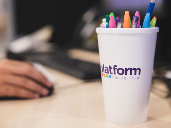 Platform cup with pens