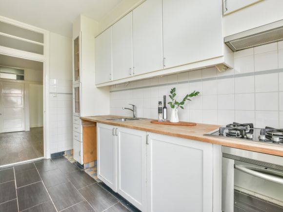 Leaving your home in good condition - a clean and tidy empty kitchen in a vacant property