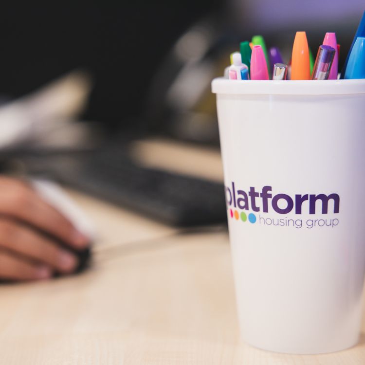 Platform cup with pens